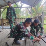 Gotong Royong Satgas TNI Perbaiki Sekolah Rimba Disambut Antusias Warga Mumugu