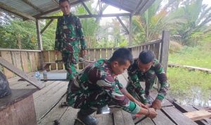Gotong Royong Satgas TNI Perbaiki Sekolah Rimba Disambut Antusias Warga Mumugu