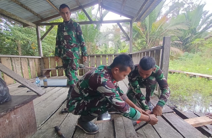 Gotong Royong Satgas TNI Perbaiki Sekolah Rimba Disambut Antusias Warga Mumugu