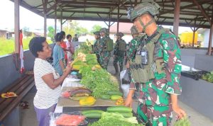Rosita Satgas TNI Bangkitkan Semangat Pedagang Pasar Keyabi