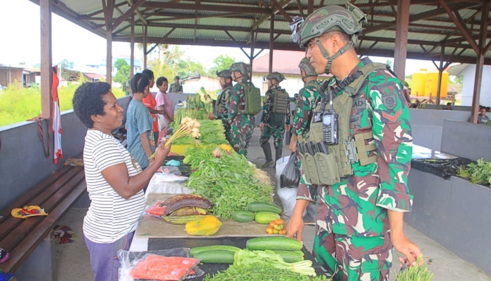 Rosita Satgas TNI Bangkitkan Semangat Pedagang Pasar Keyabi