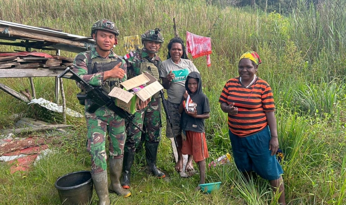 Satgas TNI Bantu Sembako Dan Disambut Gembira Warga Buwisiga