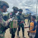 TNI Task Forces Helped With Packages of Basic Necessities And Was Welcomed Happily By Buwisiga Citizens