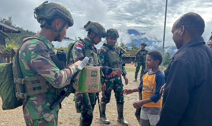 TNI Task Forces Helped With Packages of Basic Necessities And Was Welcomed Happily By Buwisiga Citizens