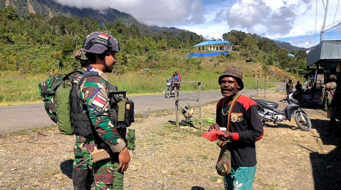 Satgas TNI Patroli Dan Berbagi Sembako Dengan Warga Bilogai