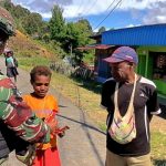 TNI Task Forces Patrolled and Distributed Basic Necessities To The Bilogai Residents