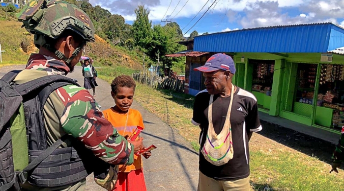 TNI Task Forces Patrolled and Distributed Basic Necessities To The Bilogai Residents