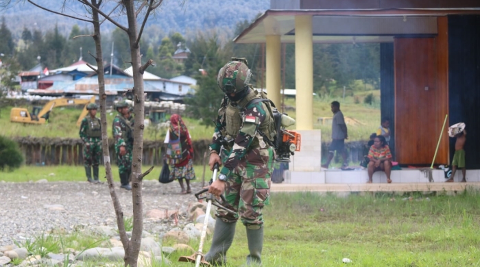 Satgas TNI Inisiatif Ajak Masyarakat Kerja Bakti Pembersihan Gereja Kingmi Ebenezer Kago