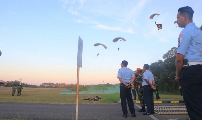 Danlanud Sultan Hasanuddin Tinjau Langsung Latihan Demo Terjun Free Fall, Jelang Peringatan Hari Bakti-77 TNI AU