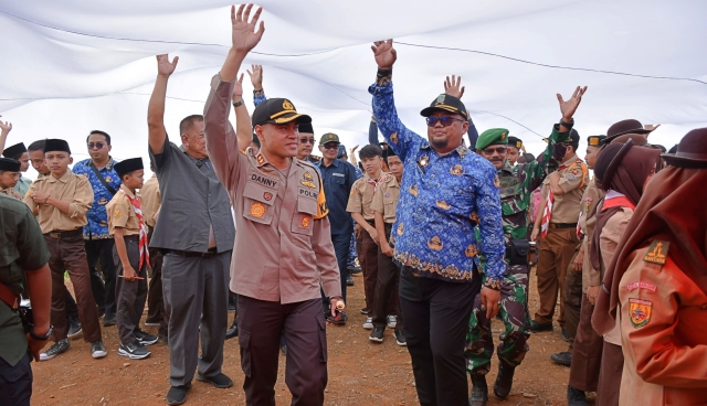 Sekda Kota Banjar menjadi Inspektur Upacara Pengibaran dan Pembentangan Bendera Merah Putih Ukuran Besar