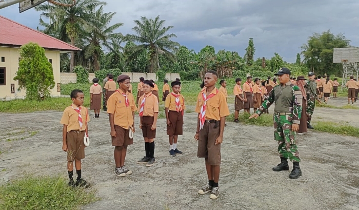 Satgas Yonif 122/TS Ajarkan Baris Berbaris Siswa SMP Negeri 5 Arso Papua