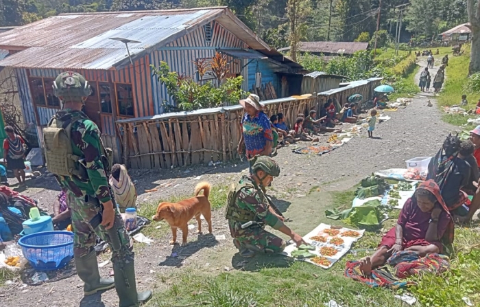 Prajurit Yonif 323 Buaya Putih Borong Hasil Tani Masyarakat Beoga