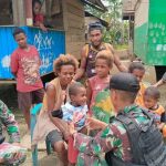 Jumat Berkah, Satgas Yonif 122/TS Pos Mosso Anjangsana Dan Bagikan Baju Baru Kepada Anak-Anak Papua