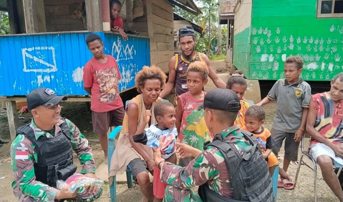 Jumat Berkah, Satgas Yonif 122/TS Pos Mosso Anjangsana Dan Bagikan Baju Baru Kepada Anak-Anak Papua