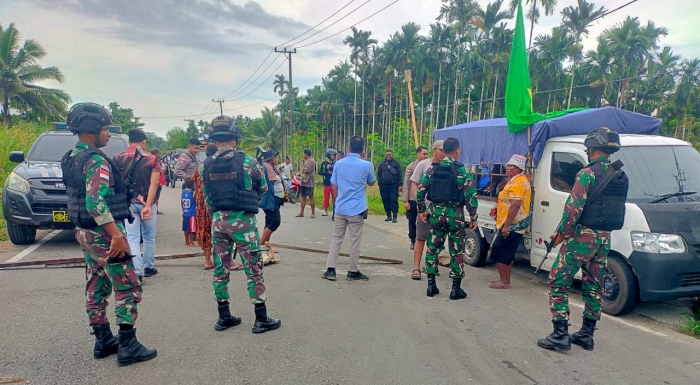 Jalan Sempat Tertutup, Satgas Yonif 122/TS Berhasil Buka Palang Jalan di Distrik Muara tami Jayapura