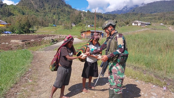 The Habema Distributed Free Food, Yauria Residents Cheerful