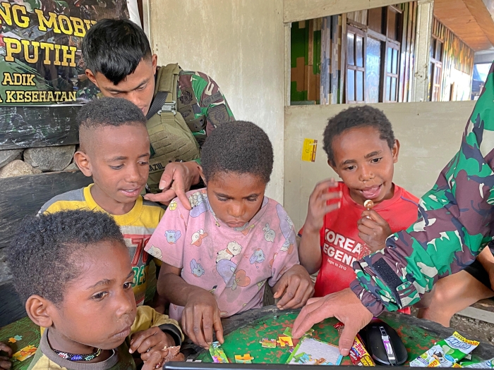 TNI Held Smart Papua, Kago Children Welcomed It Happily