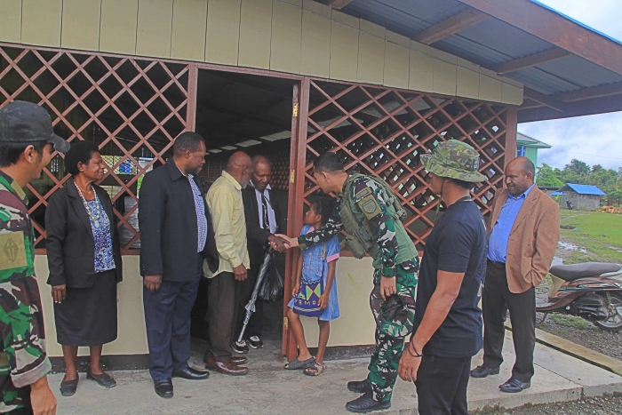 TNI TASK FORCES COMMANDER VISITED KENYAM DIRECTLY TO COMMUNICATE WITH RELIGIOUS FIGURES OF THE OLDEST CHURCH Kenyam Nduga, PenKoopsTNI – The Task Forces of the Para Raider Infantry Battalion 503/Mayangkara Kostrad, one of the military units under the command of the Indonesian Armed Forces Operational Command (KOOPS TNI) in Papua, is currently carrying out the mobile security at the border of Indonesia and Papua New Guinea, especially in Nduga Regency area, Papua Pegunungan Province. On Wednesday, 24 July 2024, Commander of the 503 Task Forces, Lieutenant Colonel Gurbasa Samosir, accompanied by several officers and soldiers, visited the Kingmi Jerusalem Church, Kenyam City, Nduga Regency. The Commander’s arrival was intended to conduct Social Communication (Komsos) with the Toga (Religious Figures) of the Jerusalem Kingmi Church. The Kingmi Jerusalem Church is the oldest in Kenyam and since its founding until now it has been used as a place of worship for the Kenyam City Congregation and several surrounding areas. Seeing the presence of the Commander, Mr. Zsakeus Kogoya as Head of the Classis of the Kingmi Jerusalem Church immediately welcomed him openly and was followed by the Togas who were with Mr. Zsakeus. With a harmonious Komsos, Mr. Zsakeus said, "Thank you, Commander 503, for visiting us. The Kingmi Jerusalem Church building is quite old and needs some repairs." Responding to the statement, the Commander replied, "The 503 Task Forces is ready to help build the facilities for the Kingmi Jerusalem Church. We hope that the Reverend Fathers and Mothers and the entire community will be pleased with our good intentions. We will purchase and prepare all repair and construction materials." Hearing the response, Mr. Zsakeus said, "Yes Commander, we are happy to accept the good intentions of the 503. Thank you TNI. We cannot repay, but God will reward this good thing." After receiving the activity report, the KOOPS TNI Commanding General, Brigadier General Lucky Avianto, said, "The initiative of the 503 Task Forces to conduct Social Communication with the Toga of the Kingmi Jerusalem Church in Kenyam, is the TNI's implementation of conducting inclusive Social Communication with all stakeholders in the Task Area, to support acceleration development in the Papua region.”