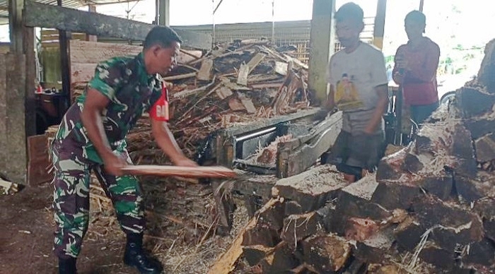 Memahami Kondisi Masyarakat Binaan, Babinsa Koramil 1710-02/Timika Gelar Komsos Di Lokasi Pengolahan Sagu