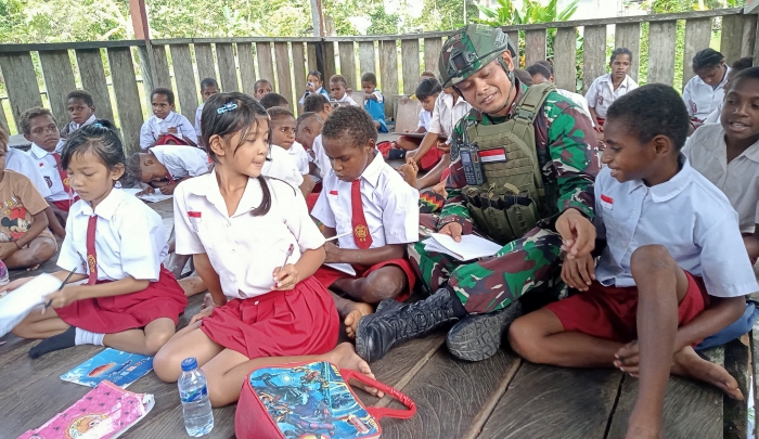 Siswa Sekolah Rimba Mumugu Sambut Gembira Hari Pertama Pasca TNI Rehab Sekolah