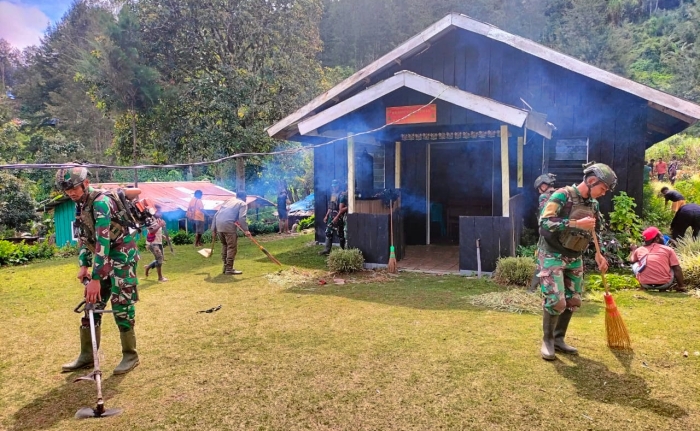 Jaga Rumah Ibadah, Satgas Yonif 323 Buaya Putih Bersama Masyarakat Bersihkan Rumah Ibadah