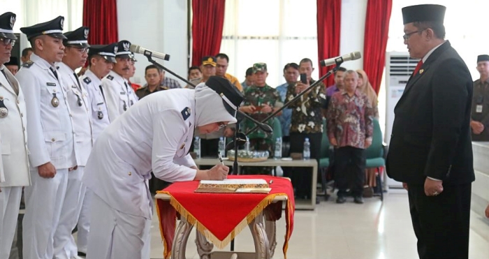 Bupati Tasikmalaya Mengukuhkan Perpanjangan Masa Jabatan Kepala Desa dan Pelantikan Penjabat Kepala Desa