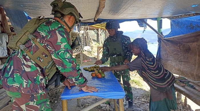 Ksatria Buaya Putih 323 Bantu Perekonomian Mama Papua Dengan Borong Hasil Tani