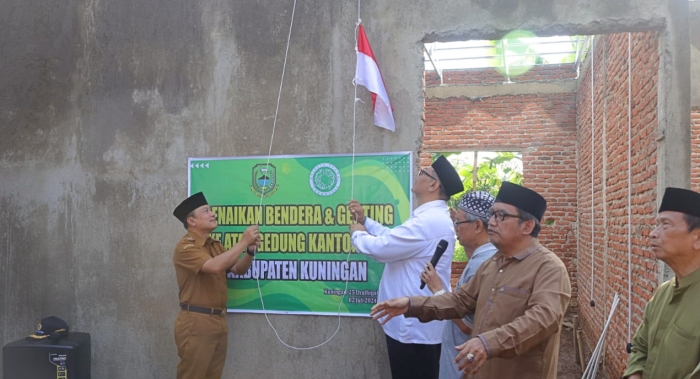 Bendera Merah Putih Dinaikan Sebagai Tanda Pembangunan Gedung MUI Kuningan ke Tahap Atap Genteng