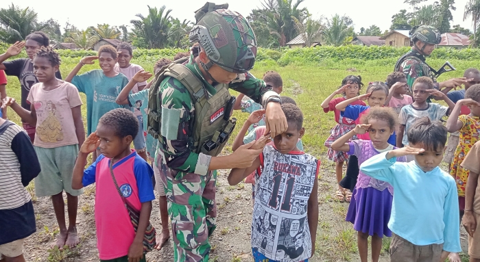 Outing Class Satgas TNI Disambut Penuh Semangat Anak-Anak Alguru