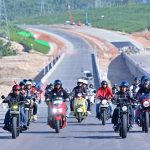 Naik Motor, Presiden Jokowi Ajak Para Influencers Tinjau Jalan Tol IKN