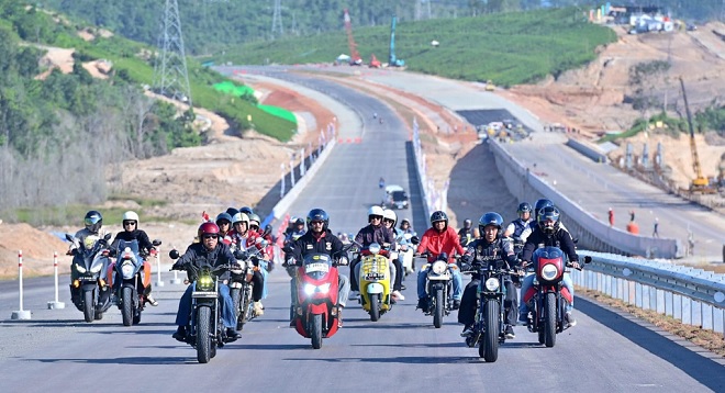 Naik Motor, Presiden Jokowi Ajak Para Influencers Tinjau Jalan Tol IKN