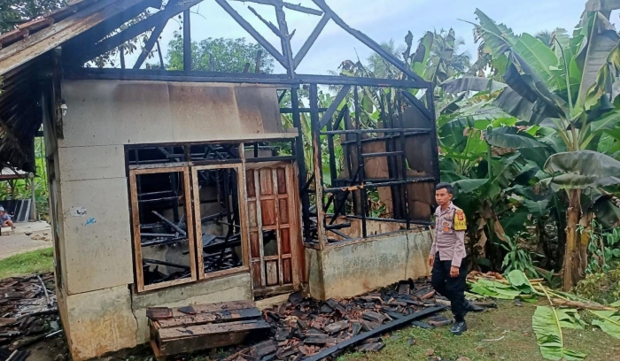 Polsek Lakbok Polres Ciamis Datangi TKP Kebakaran Rumah di Desa Sukamulya