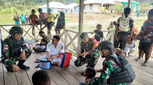 Peduli Dengan Kesehatan Masyarakat, Babinsa Koramil 1710-05/Jila Dampingi Petugas Puskesmas Melaksanakan Kegiatan Posyandu