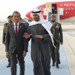 Tiba di Abu Dhabi, Presiden Jokowi Disambut Langsung Presiden MBZ di Bandara Zayed