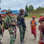 Wasbang Satgas TNI Berbagi Buku Dan Alat Tulis Untuk Anak-Anak Bilogai