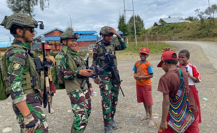 Wasbang Satgas TNI Berbagi Buku Dan Alat Tulis Untuk Anak-Anak Bilogai