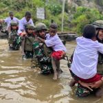 Satgas TNI Bantu Anak-Anak Dal Berangkat Sekolah Seberangi Sungai