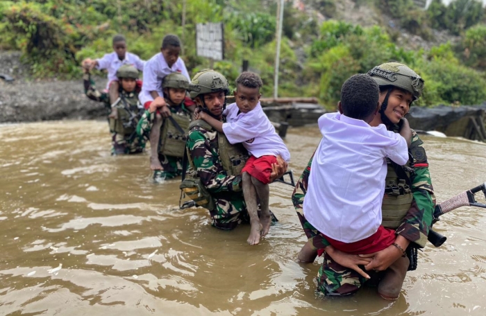 Satgas TNI Bantu Anak-Anak Dal Berangkat Sekolah Seberangi Sungai