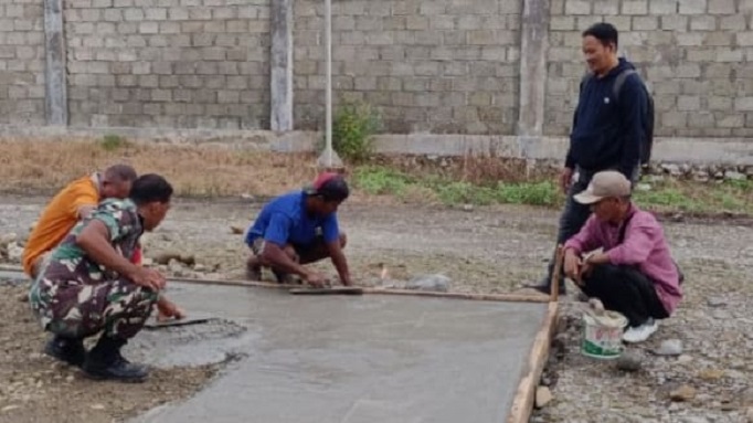 Babinsa Koramil 02/Timika Bersama Warga Laksanakan Kerja Bakti Pembuatan Sarana Olahraga