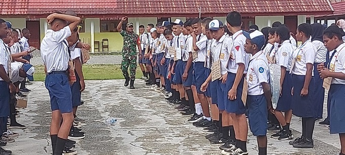 Babinsa Koramil 1710-03/Kuala Kencana Latih PBB Pelajar Baru SMKN 1 Mimika