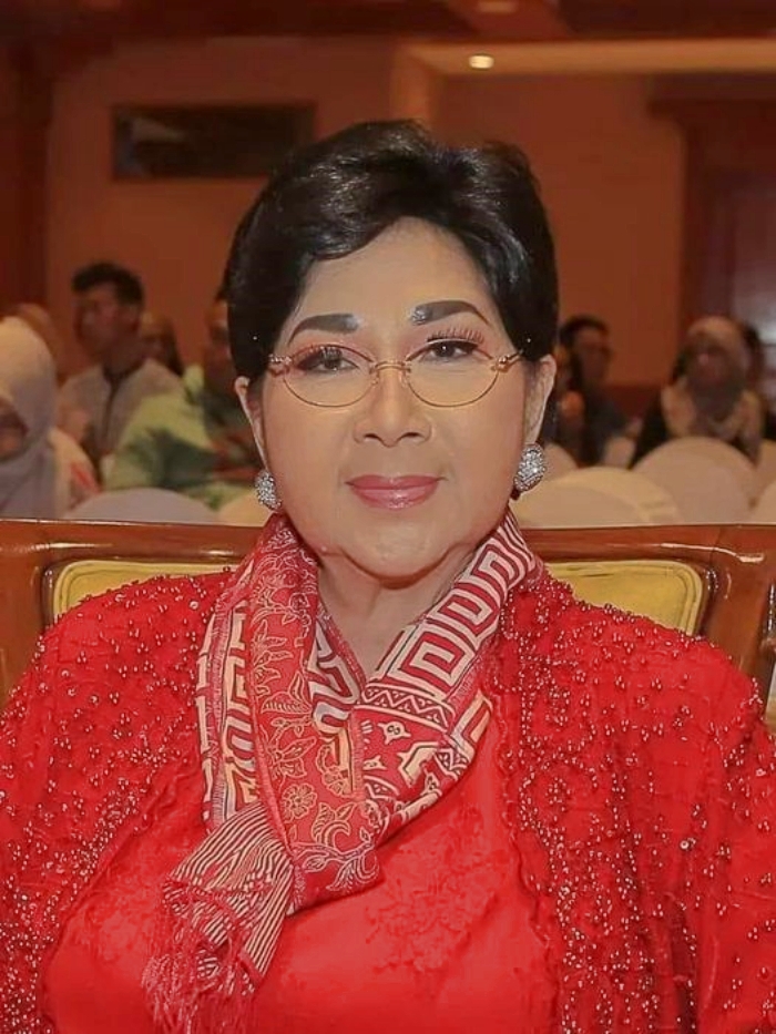 BIODATA TITIEK PUSPA Nama Panggung: Titiek Puspa Nama Lengkap: Sudarwati TTL: Tanjung, Tabalong 1 November 1937 Profesi: Aktris, Penyanyi, Musisi Tahun aktif: 1950—sekarang Pasangan: Zainal Ardi (m. 1959; c. 1961), Mus Mualim (m. 1970; c. 1990) Twitter: @titiekpuspa FAKTA: • Sudarwati dikenal sebagai Titiek Puspa adalah pemeran, penyanyi dan musisi Indonesia. • Titiek terlahir dengan nama Sudarwati di Tanjung, Tabalong pada 1 November 1937, dari pasangan Tugeno Puspowidjojo dan Siti Mariam. • Ia berdarah Jawa. • Saat kecil, ia bercita-cita ingin menjadi guru taman kanak-kanak. Namun, setelah memenangkan beberapa kompetisi menyanyi, ia memutuskan untuk menjadi seorang penghibur, membuat keputusan tersebut sekitar usia 14 tahun. Namun, orang tuanya menentang keputusannya tersebut. • Dalam suatu kesempatan, Sumarti terpaksa mengikuti lomba tanpa sepengetahuan orang tuanya. Agar tidak ketahuan, seorang teman menyarankan untuk menggunakan nama samaran "Titiek Puspo" diambil dari Titiek yang merupakan nama panggilannya sehari-hari dan 'Puspo' nama bapaknya. Sumarti setuju dan menerjemahkan Puspo menjadi Puspa. Sejak itulah ia dikenal sebagai Titiek Puspa. Nama ini pula yang diambil untuk nama orkes pengiringnya "PUSPA SARI" yang dipimpinnya sendiri dan mengiringinya menyanyi di awal kariernya. • Awal karier bernyanyinya dimulai di Semarang, saat itu ia mengikuti kontes menyanyi Bintang Radio. • Tidak hanya sampai di bidang menyanyi saja, Titiek juga menunjukan totalitasnya dalam menggarap beberapa operet yang sempat sangat disukai pemirsa TVRI, seperti operet Bawang Merah Bawang Putih, Ketupat Lebaran, Kartini Manusiawi, dan Ronce-ronce. • Rekaman piringan hitamnya yang pertama dengan label GEMBIRA, berisi lagu Di Sudut Bibirmu, Esok Malam Kau Kujelang, dan duet bersama Tuty Daulay dalam lagu Indada Siririton, iringan musik Empat Sekawan Sariman. • Pada pertengahan 1960, Titiek Puspa sempat menjadi penyanyi tetap pada Orkes Studio Jakarta. Saat itu Titiek Puspa banyak mendapat bimbingan dari Iskandar (pencipta lagu dan pemimpin orkes) dan Zainal Ardi (suaminya sendiri seorang penyiar Radio Republik Indonesia Jakarta). • Sebagai penyanyi yang mulai menanjak popularitasnya, Titiek belum menciptakan banyak lagu dalam albumnya, lagu-lagunya banyak diciptakan misalnya oleh Iskandar, Mus Mualim, ada juga Wedasmara. • Barulah pada album "Si Hitam" dan "Pita" (1963) yang berisi 12 lagu tiap albumnya semuanya adalah ciptaannya sendiri dan menjadi populer saat itu, selain itu juga album "Doa Ibu" berisi 12 lagu, 11 lagu adalah ciptaannya dengan 1 lagu ciptaan Mus Mualim. • Dari album "Si Hitam", lagu yang semakin memopulerkan namanya adalah Si Hitam, Tinggalkan, Aku dan Asmara. Bisa juga dikatakan bahwa bersama album "Si Hitam", album "Doa Ibu" adalah album yang legendaris karena berisi lagu-lagu seperti "Minah Gadis Dusun", "Pantang Mundur", yang semakin menancapkan Titiek Puspa sebagai penyanyi dan pencipta lagu Indonesia yang baik. • Titiek meninggalkan Orkes Studio Jakarta pada 1962. • Pada 1957, Titiek menikah dengan Zainal Ardi, seorang karyawan Radio Republik Indonesia. • Pada tahun 1963 mereka memiliki dua anak perempuan. • Selama periode ini Puspa mulai belajar menulis lagu, belajar dari suaminya. • Selain menyanyi dan menulis lagu, Puspa juga berakting. • Pada 2009, Titiek didiagnosis kanker serviks. Setelah beberapa bulan pengobatan, termasuk dua bulan kemoterapi di Rumah Sakit Mount Elizabeth di Singapura (di mana dia menulis 61 lagu), dia dinyatakan bebas dari kanker. • Dia mengungkapkan bahwa doa yang ia panjatkan serta terapinya di rumah sakit menjadi faktor keberhasilannya melawan kanker. • Pada tahun 2014, Titiek membentuk sebuah grup vokal yang beranggotakan 10 orang anak dari berbagai latar belakang etnis bernama Duta Cinta. • Pada tahun 2017, grup vokal ini juga hadir di sejumlah episode Pesta Sahabat dari episode 3 (Aku Anak Sehat) sampai episode 6 (Kasih Ibu). Namun, pada tanggal 25 Juli 2018, Duta Cinta juga hadir kembali dalam Pesta Sahabat Anak Indonesia bersama dengan Titiek. • Sejak 2017, Titiek tampil di episode drama musikal Pesta Sahabat yang tayang di RTV mulai dari Pesta Sahabat Cinta Indonesia (kecuali Pesta Sahabat Lebaran Sebentar Lagi dan 17-an di Kampung Halaman). • Titiek menikah dengan sutradara Mus Mualim. Bersama-sama mereka memiliki dua anak