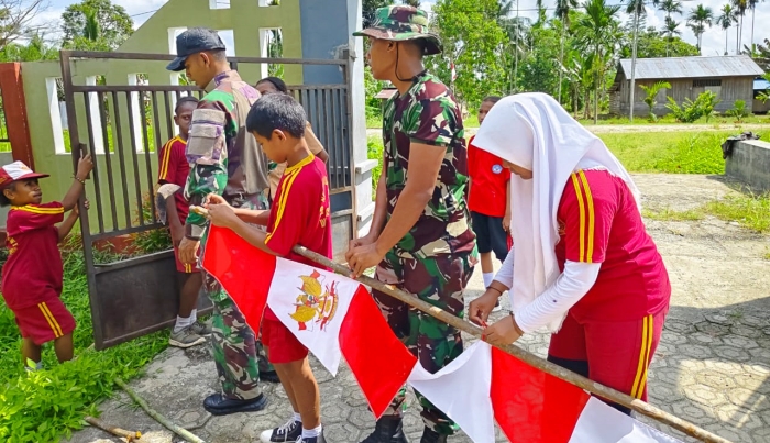 Semarakkan Semangat Nasionalisme Satgas Yonif 122/TS Hias Sekolah Nuansa Merah Putih di SD Negeri Pitewi