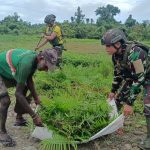 Warga Semangat Kerja Bakti Bersama Satgas TNI Bersihkan Kampung Mumugu