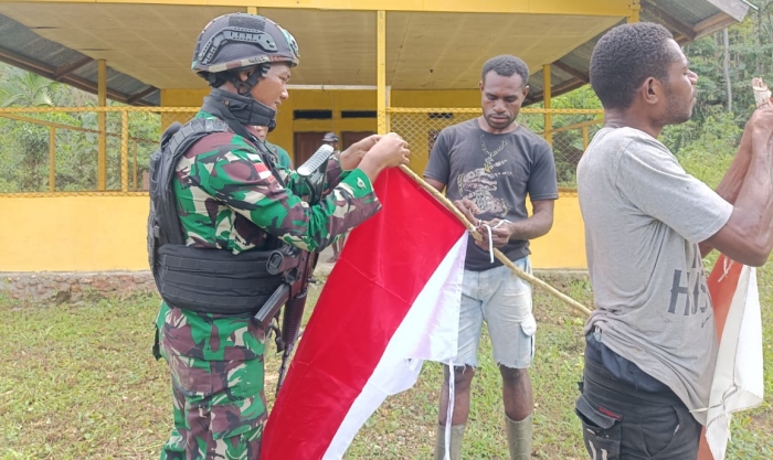 Sambut Perayaan 17 Agustus , Satgas Yonif 122/TS Tanam 150 Bibit Pohon Kemiri Dan Pemasangan Bendera Merah Putih