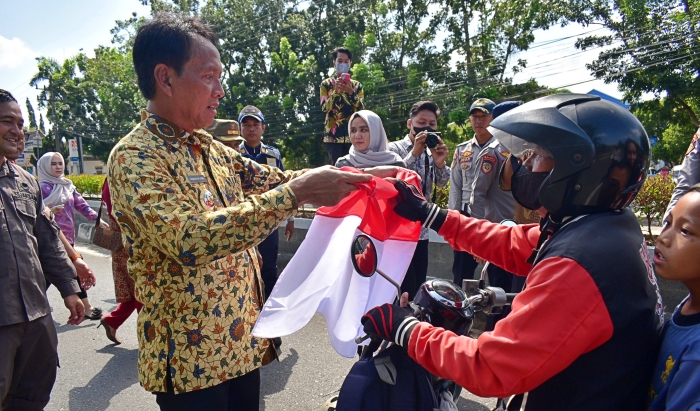 Pemkab OKI Bagikan 1.500 Bendera Merah Putih