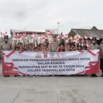 Semarakkan HUT ke-79 RI,Kapolres Tasik Kota Bagikan Bendera Merah Putih Kepada Masyarakat