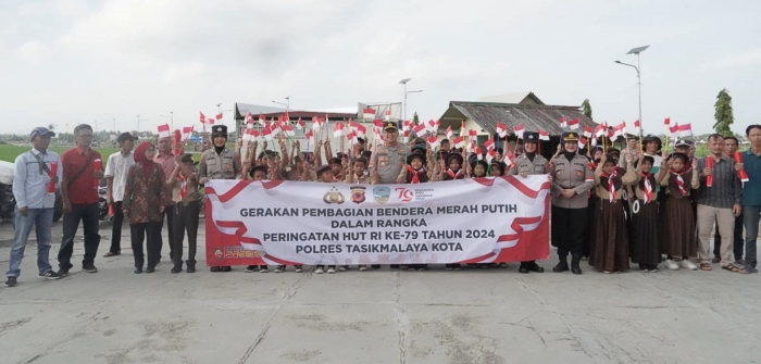 Semarakkan HUT ke-79 RI,Kapolres Tasik Kota Bagikan Bendera Merah Putih Kepada Masyarakat