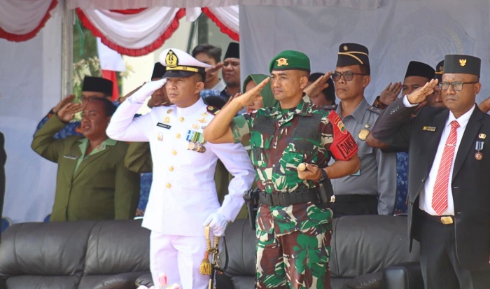 Dari Ujung Timur Indonesia, Satgas Yonif 122/TS Kibarkan Bendera Merah Putih Dan Tampilkan Atraks