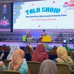 Dalam Meriahkan Lampung Craft 2024 Pemerintah Kabupaten Lampung Timur Mengadakan Talk Show Motif Tapis Bandar Lampung ,LINTAS PENA--- Dalam memeriahkan Lampung Craft 2024 Pemerintah Kabupaten Lampung Timur mengadakan Talk Show Motif Tapis bersama ketua Dekranasda Kabupaten Lampung Timur. Talk show Lambang Craft Ketua Tp PKK Kabupaten Lampung Timur Yus Bariah Dawam Rahardjo menjadi Narsum, moderator Indra Pradya. Yus Bariah dalam kesempatan tersebut menyampaikan, Dekranasda Kab Lampung Timur telah melakukan pembinaan, pelatihan dan memberikan pemahaman Kepada Masyarakat. "Kami telah memberikan Pelatihan Seperti Teknik menjahit melukis mentapis Alhamdulillah kita bisa memamerkan nya dalam lomba fashion show ini " tutur Yus Bariah Ini merupakan karya mereka yang mewakili setiap Kecamatan yang ada di Kabupaten Lampung Timur. Untuk proses pembuatan busana membuat pembuatan pola menjadi peran dekranasda Lampung Timur. karya dari setiap kecamatan sangat luar biasa untuk itu kami berkerjasama dengan dinas terkait untuk pelatihan dalam meningkatkan kreativitas. "Ucap Yus Bariah Batik tulis dan batik printing juga kita ajarkan dengan motif Lampung Timur dengan harga terjangkau. "Kita ciptakan kerajinan tangan sendiri kita aplikasi di pakaian, Tempat tisu dan Tas sehingga dapat memiliki nilai ekonomi dan dapat meningkatkan Penghasilan bagi Masyarakat" tutup Yus Bariah. (AMRULHADI/Kominfo)