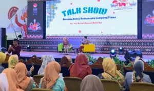 Dalam Meriahkan Lampung Craft 2024 Pemerintah Kabupaten Lampung Timur Mengadakan Talk Show Motif Tapis Bandar Lampung ,LINTAS PENA--- Dalam memeriahkan Lampung Craft 2024 Pemerintah Kabupaten Lampung Timur mengadakan Talk Show Motif Tapis bersama ketua Dekranasda Kabupaten Lampung Timur. Talk show Lambang Craft Ketua Tp PKK Kabupaten Lampung Timur Yus Bariah Dawam Rahardjo menjadi Narsum, moderator Indra Pradya. Yus Bariah dalam kesempatan tersebut menyampaikan, Dekranasda Kab Lampung Timur telah melakukan pembinaan, pelatihan dan memberikan pemahaman Kepada Masyarakat. "Kami telah memberikan Pelatihan Seperti Teknik menjahit melukis mentapis Alhamdulillah kita bisa memamerkan nya dalam lomba fashion show ini " tutur Yus Bariah Ini merupakan karya mereka yang mewakili setiap Kecamatan yang ada di Kabupaten Lampung Timur. Untuk proses pembuatan busana membuat pembuatan pola menjadi peran dekranasda Lampung Timur. karya dari setiap kecamatan sangat luar biasa untuk itu kami berkerjasama dengan dinas terkait untuk pelatihan dalam meningkatkan kreativitas. "Ucap Yus Bariah Batik tulis dan batik printing juga kita ajarkan dengan motif Lampung Timur dengan harga terjangkau. "Kita ciptakan kerajinan tangan sendiri kita aplikasi di pakaian, Tempat tisu dan Tas sehingga dapat memiliki nilai ekonomi dan dapat meningkatkan Penghasilan bagi Masyarakat" tutup Yus Bariah. (AMRULHADI/Kominfo)